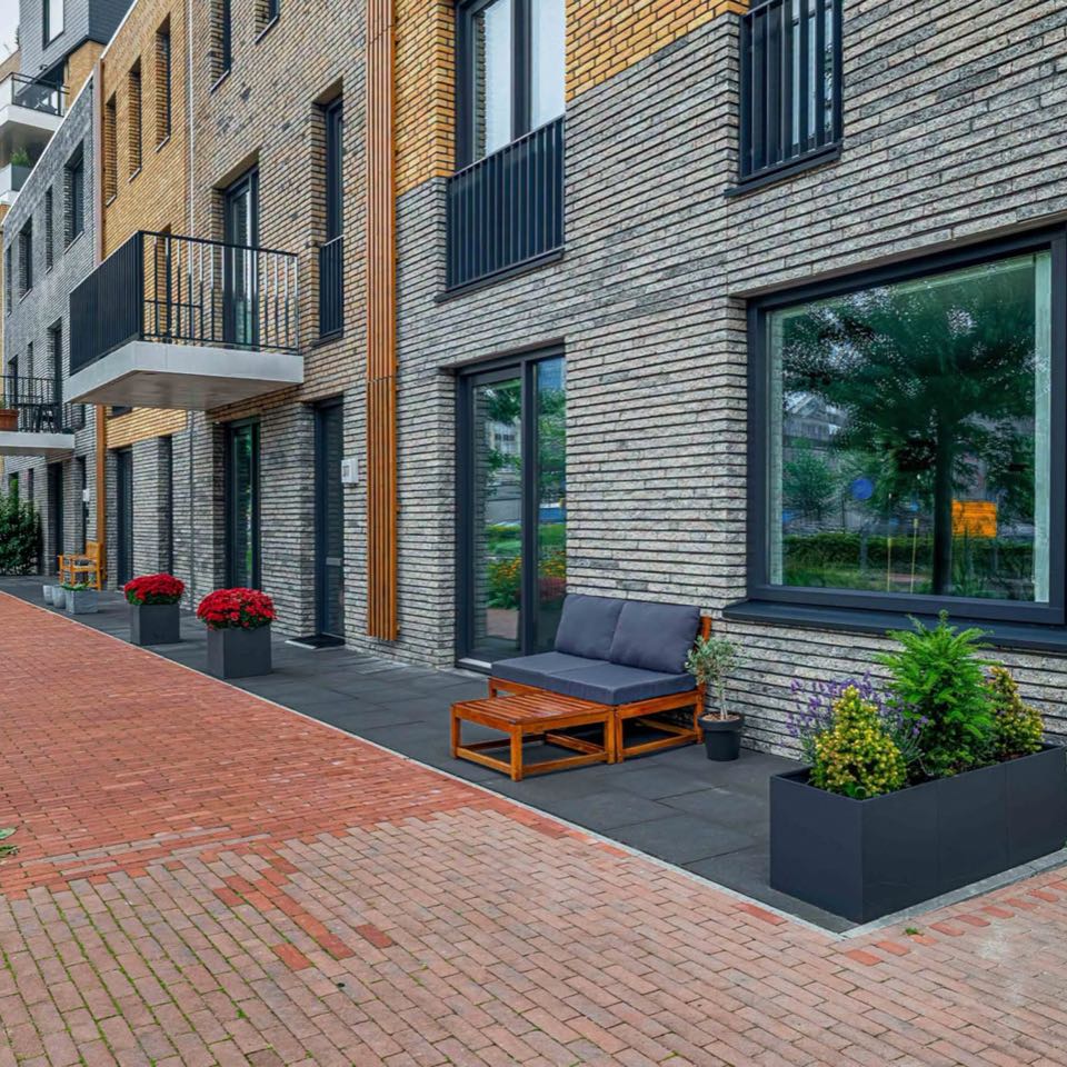 Nieuwbouwwoningen met bakstenen gevel en terras