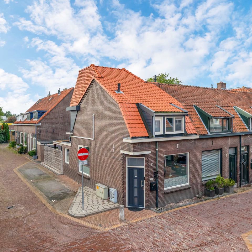 Hoekwoning met rode pannendaken